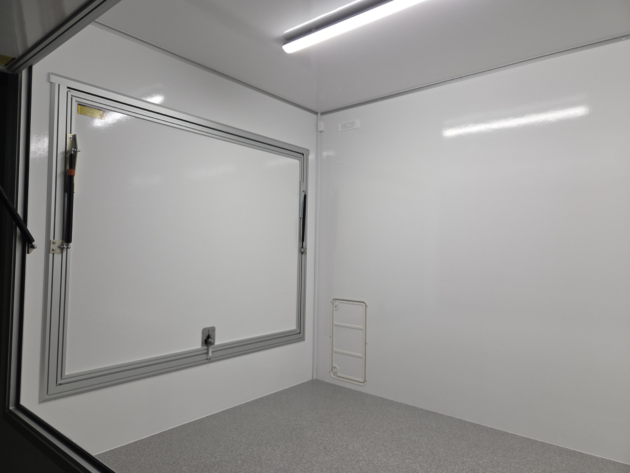 Verkaufsanhänger VKH 623 220 aero retro 620x220x230cm 230V Licht 3000kg - Verkaufsanhänger: das Bild 5 Verkaufsanhänger VKH 623 220 aero retro 620x220x230cm 230V Licht 3000kg - Verkaufsanhänger: das Bild 5