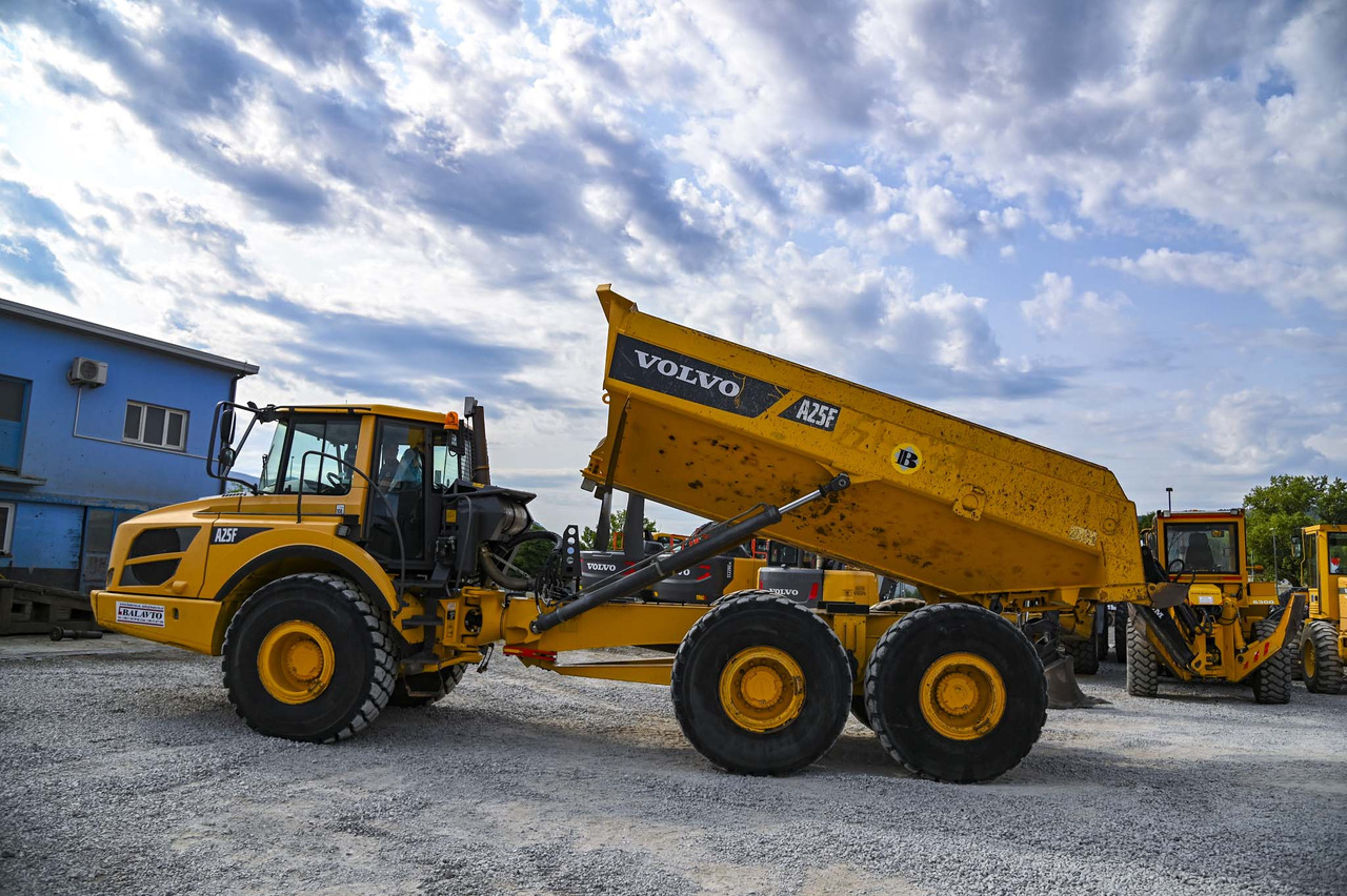 Knickgelenkter Dumper Volvo A25F: das Bild 13