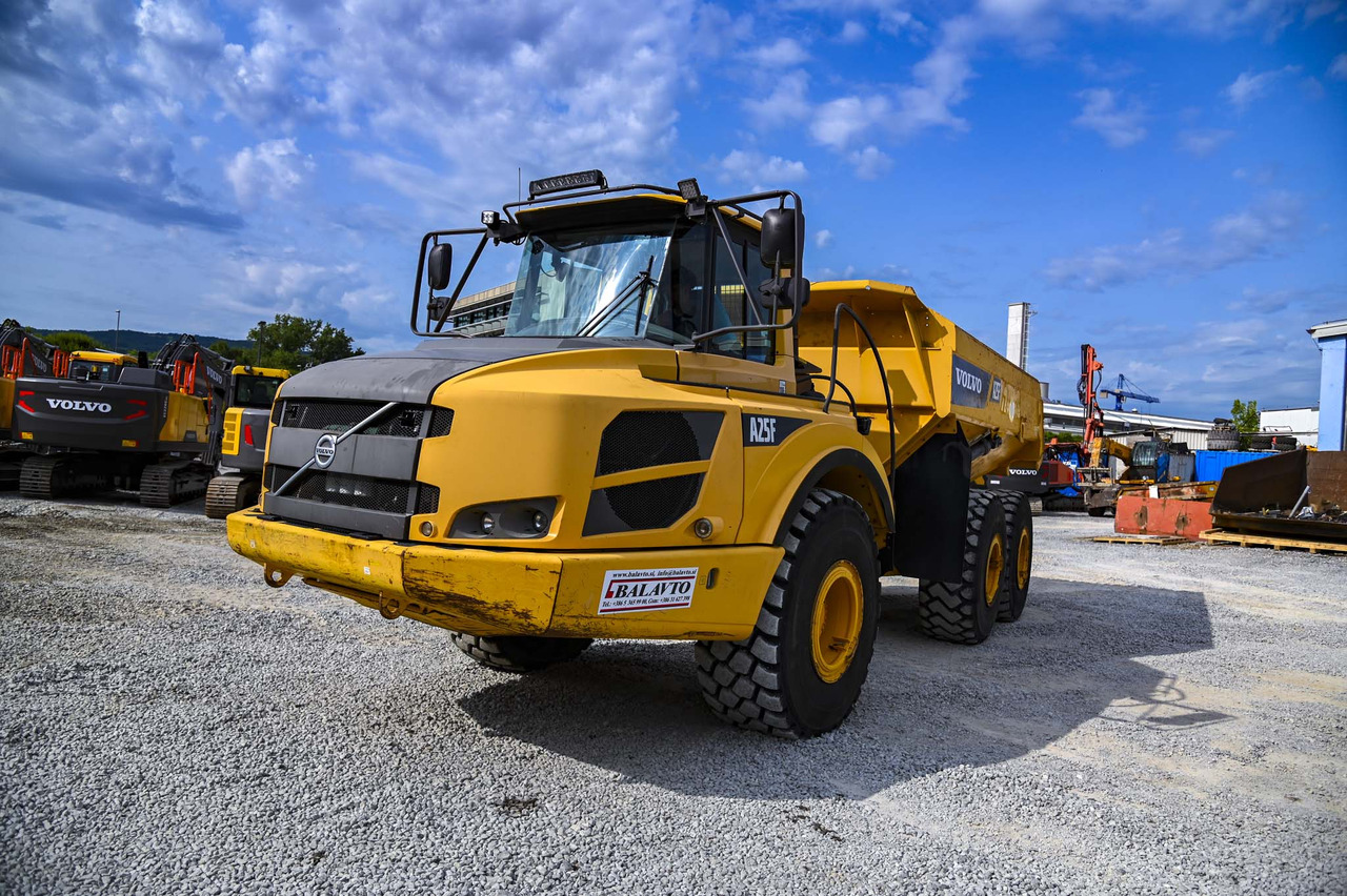 Knickgelenkter Dumper Volvo A25F: das Bild 12