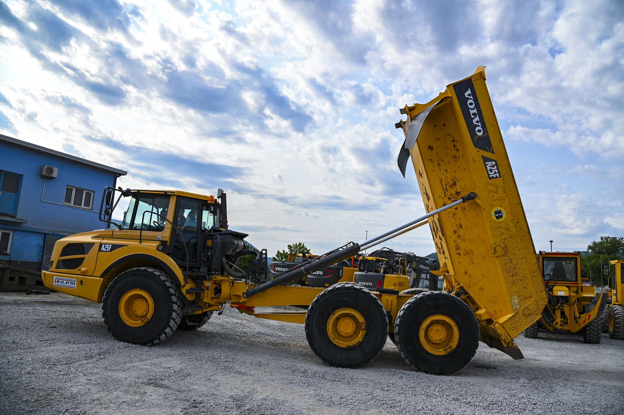 Knickgelenkter Dumper Volvo A25F: das Bild 15