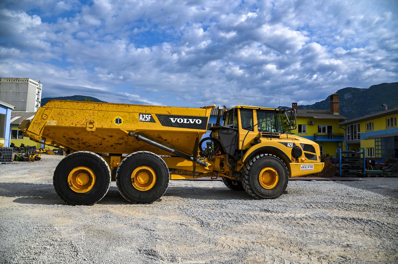 Knickgelenkter Dumper Volvo A25F: das Bild 9