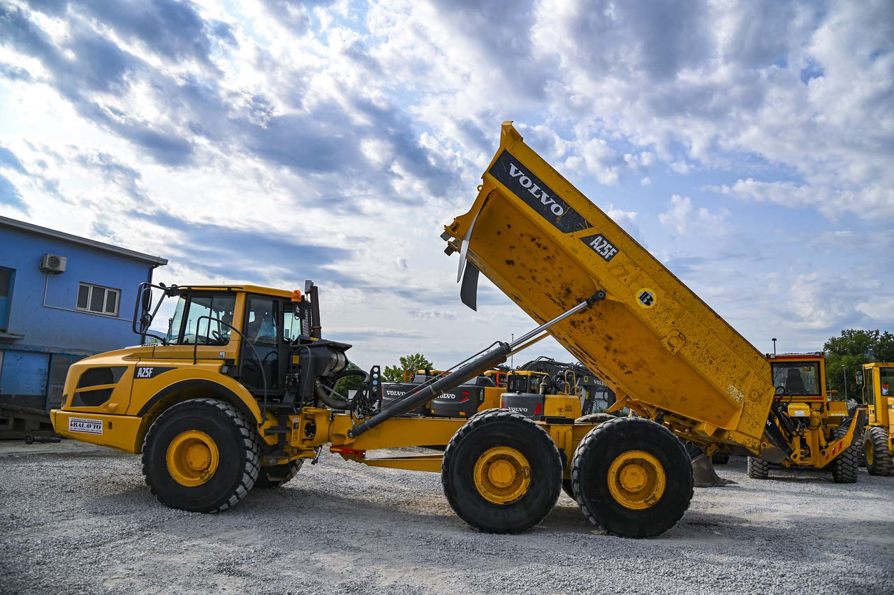 Knickgelenkter Dumper Volvo A25F: das Bild 14