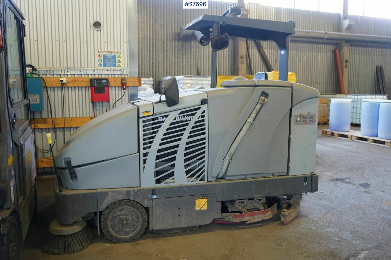 Cleaning machine Nilfisk CR1200 rep.object - Kehrmaschine: das Bild 1 Cleaning machine Nilfisk CR1200 rep.object - Kehrmaschine: das Bild 1