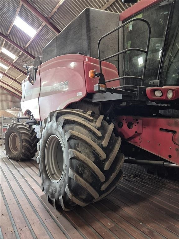 Case IH Axial-Flow 8010 MacDon skærebord - Mähdrescher: das Bild 1 Case IH Axial-Flow 8010 MacDon skærebord - Mähdrescher: das Bild 1