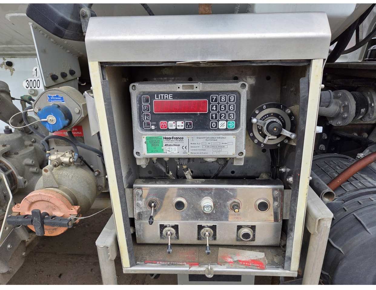 Tankwagen Renault Premium 340 6x2 Fuel Tank 18.540 L 3 compart Steering Axle Retarder Manual gearbox: das Bild 8 Tankwagen Renault Premium 340 6x2 Fuel Tank 18.540 L 3 compart Steering Axle Retarder Manual gearbox: das Bild 8