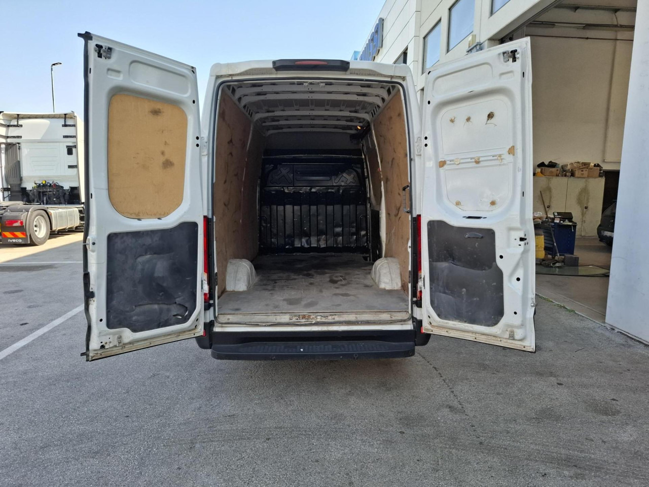 IVECO Daily 35S14V - Personentransporter: das Bild 5 IVECO Daily 35S14V - Personentransporter: das Bild 5