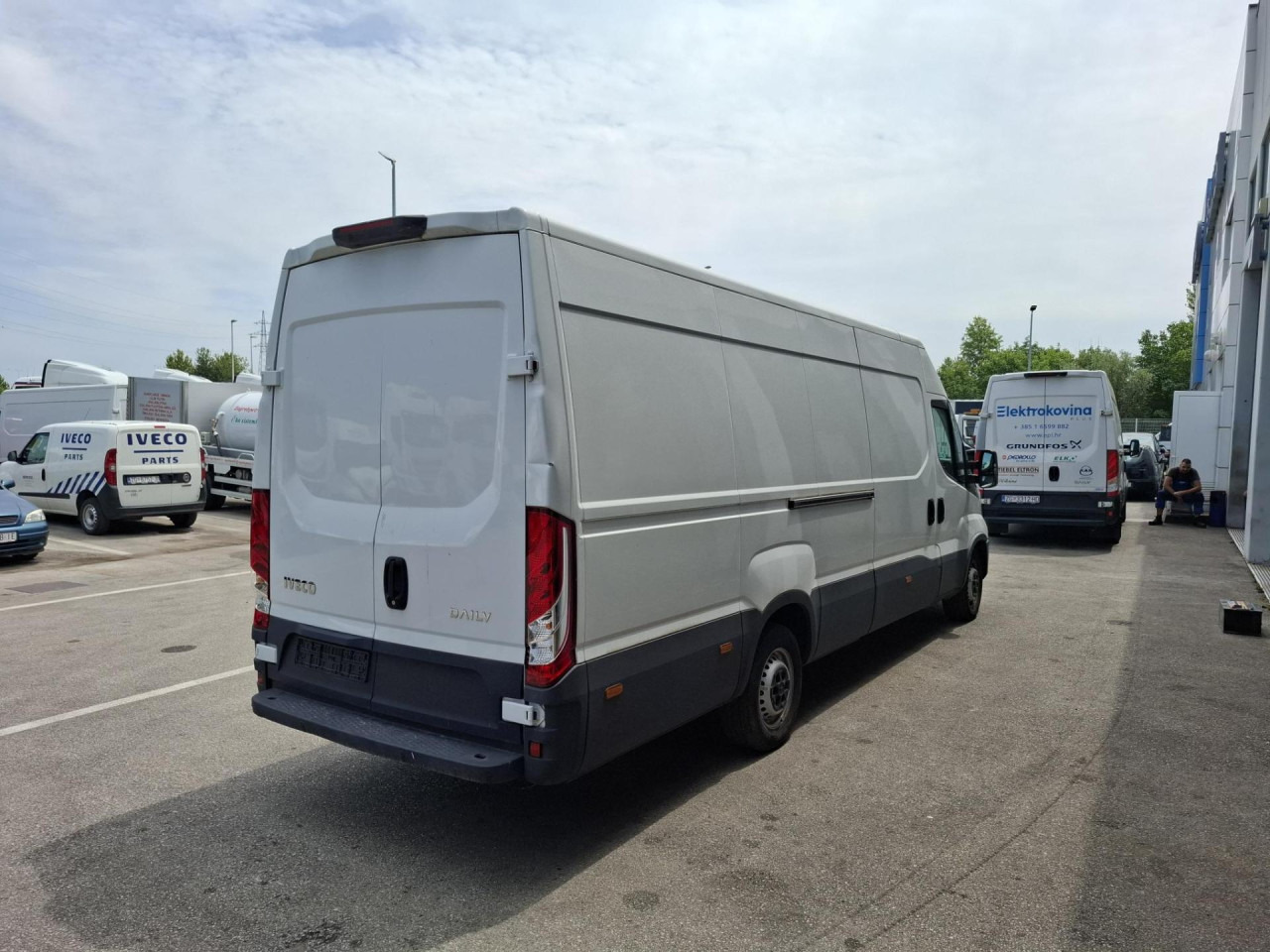 IVECO Daily 35S16V - Personentransporter: das Bild 4 IVECO Daily 35S16V - Personentransporter: das Bild 4