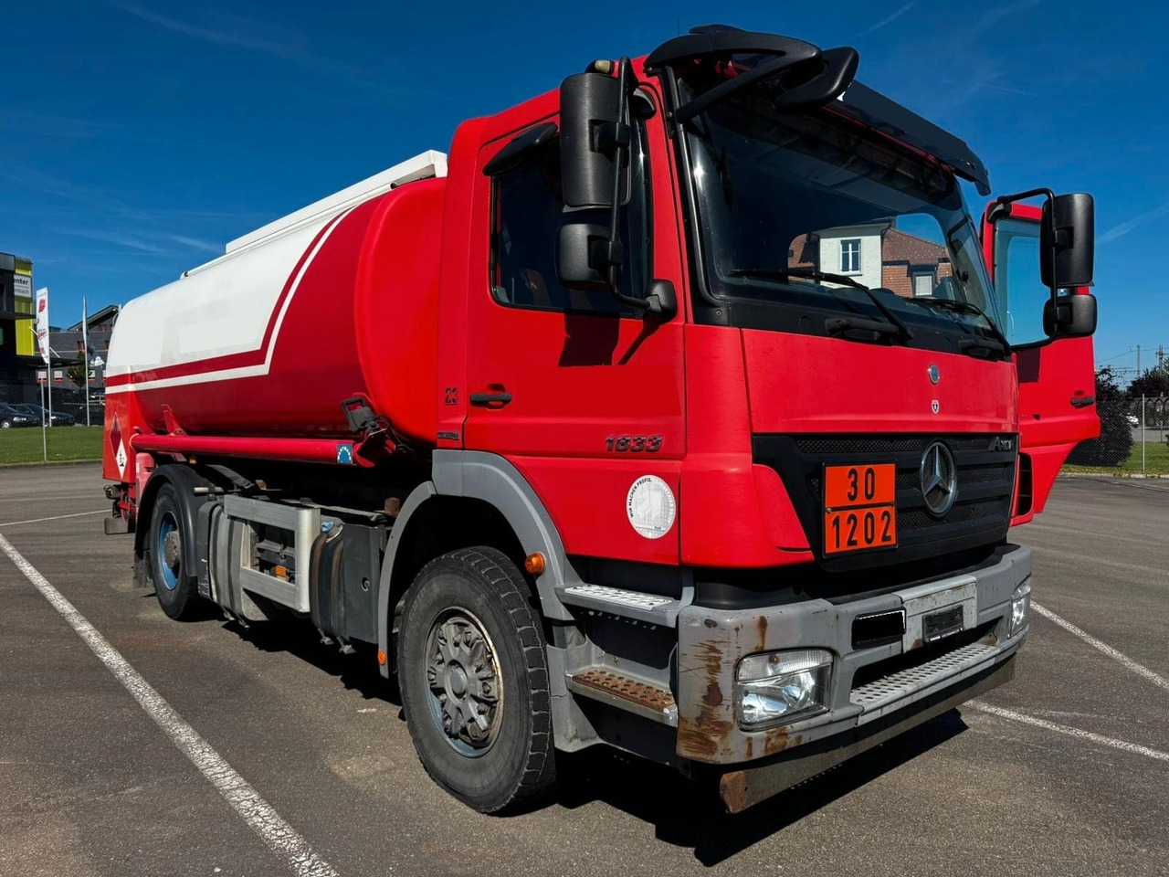 Mercedes-Benz Axor 1833, ADR, E4, 2 Kammern 1. 5000L 2. 7000L - Tankwagen: das Bild 1 Mercedes-Benz Axor 1833, ADR, E4, 2 Kammern 1. 5000L 2. 7000L - Tankwagen: das Bild 1