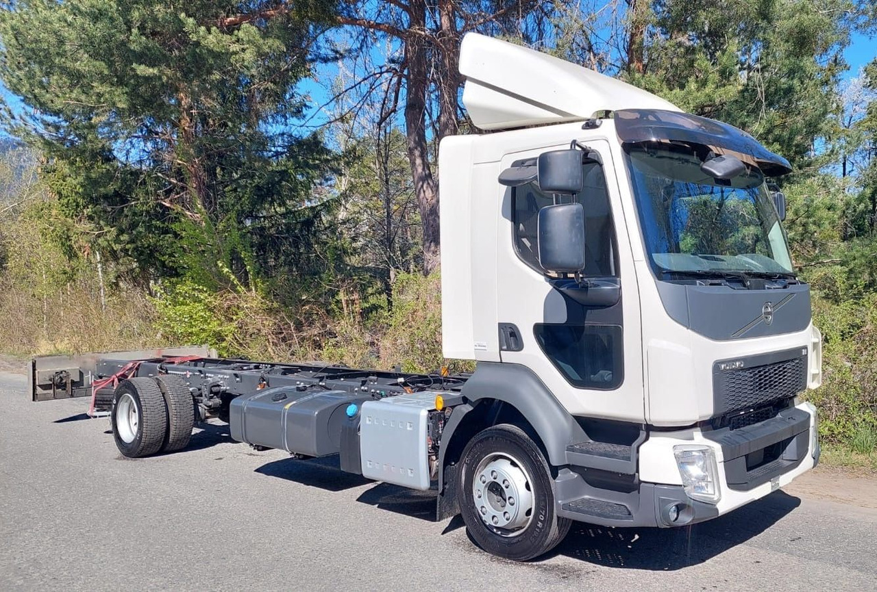 Volvo FL280 4x2, E6, Wohnwagen + 2 Pferdeplaetze Volvo FL280 4x2, E6, 7.40m Chassis, Fahrgestell - Pferdetransporter: das Bild 3 Volvo FL280 4x2, E6, Wohnwagen + 2 Pferdeplaetze Volvo FL280 4x2, E6, 7.40m Chassis, Fahrgestell - Pferdetransporter: das Bild 3