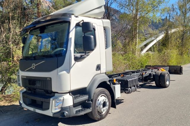 Volvo FL280 4x2, E6, Wohnwagen + 2 Pferdeplaetze Volvo FL280 4x2, E6, 7.40m Chassis, Fahrgestell - Pferdetransporter: das Bild 1 Volvo FL280 4x2, E6, Wohnwagen + 2 Pferdeplaetze Volvo FL280 4x2, E6, 7.40m Chassis, Fahrgestell - Pferdetransporter: das Bild 1