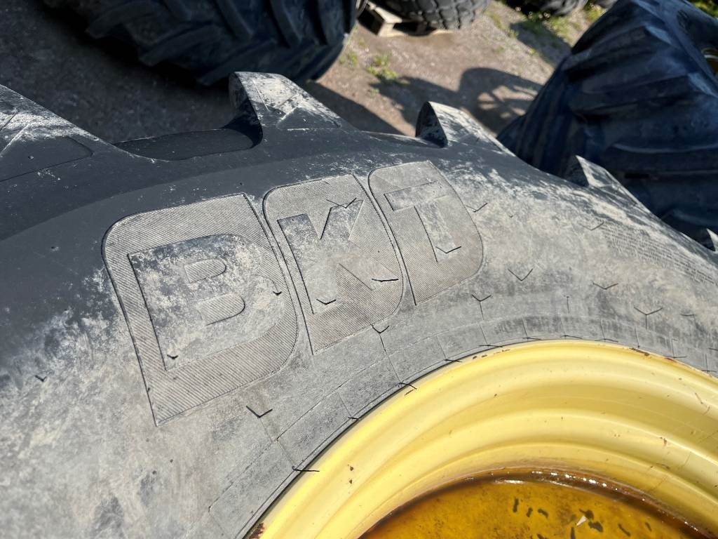 BKT 620/70R42 John Deere 7930 - Reifen für Landmaschine: das Bild 4 BKT 620/70R42 John Deere 7930 - Reifen für Landmaschine: das Bild 4