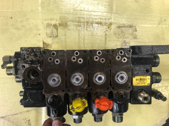 CAT TH 355 / TH 330 / TH 360 , TH 337 rozdzielacz hydrauliczny - Hydraulik ventil für Landmaschine: das Bild 3 CAT TH 355 / TH 330 / TH 360 , TH 337 rozdzielacz hydrauliczny - Hydraulik ventil für Landmaschine: das Bild 3