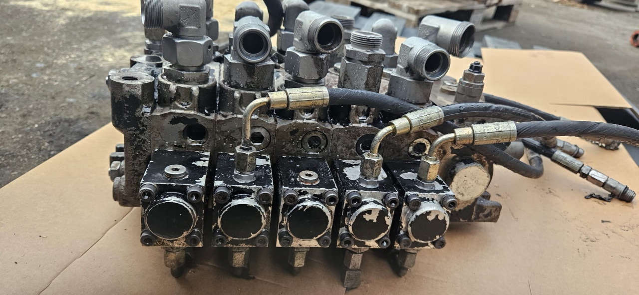 Claas Scorpion Kramer - rozdzielacz hydrauliczny Bucher 1000277214 - Hydraulik für Landmaschine: das Bild 1 Claas Scorpion Kramer - rozdzielacz hydrauliczny Bucher 1000277214 - Hydraulik für Landmaschine: das Bild 1