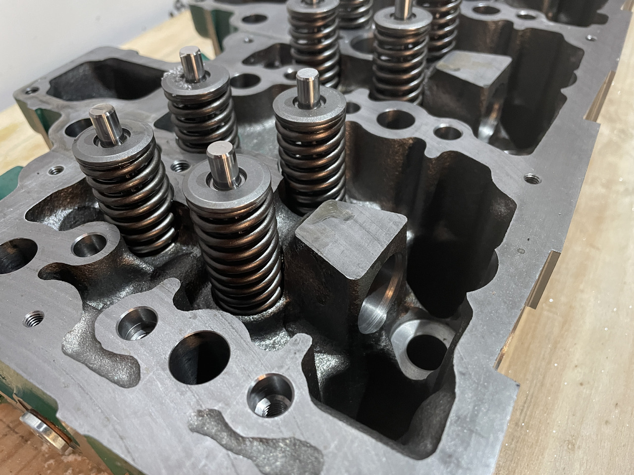 Fendt 922 Vario - głowica cylindrów kompletna NOWA F934201210800 - Zylinderkopf für Landmaschine: das Bild 4 Fendt 922 Vario - głowica cylindrów kompletna NOWA F934201210800 - Zylinderkopf für Landmaschine: das Bild 4