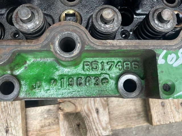 Głowica Cylindrów John Deere RG6081 , R517486 - Zylinderkopf für Landmaschine: das Bild 2 Głowica Cylindrów John Deere RG6081 , R517486 - Zylinderkopf für Landmaschine: das Bild 2