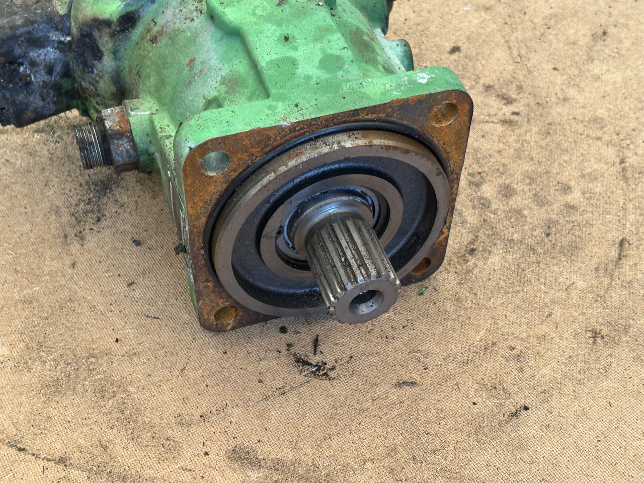 John Deere 8200 8300 8400 8500 Silnik hydrauliczny AXE83863 - Hydraulikmotor für Landmaschine: das Bild 3 John Deere 8200 8300 8400 8500 Silnik hydrauliczny AXE83863 - Hydraulikmotor für Landmaschine: das Bild 3