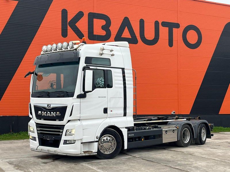 MAN TGX 26.500 6x2*4 HIAB XR 21 ton / CHASSIS L=5300 mm - Abrollkipper: das Bild 1 MAN TGX 26.500 6x2*4 HIAB XR 21 ton / CHASSIS L=5300 mm - Abrollkipper: das Bild 1