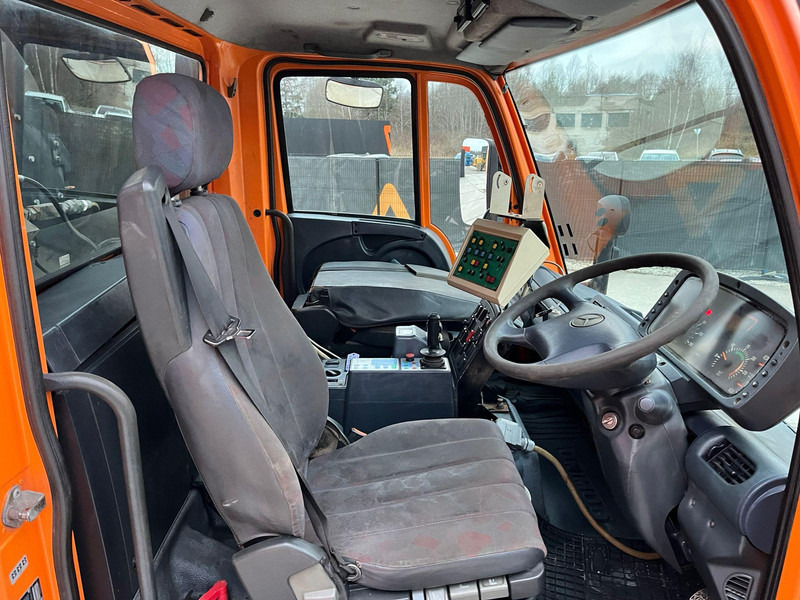 Kehrmaschine Mercedes-Benz UNIMOG U 300 4x4 TRILETY SK / 6918 hours: das Bild 17