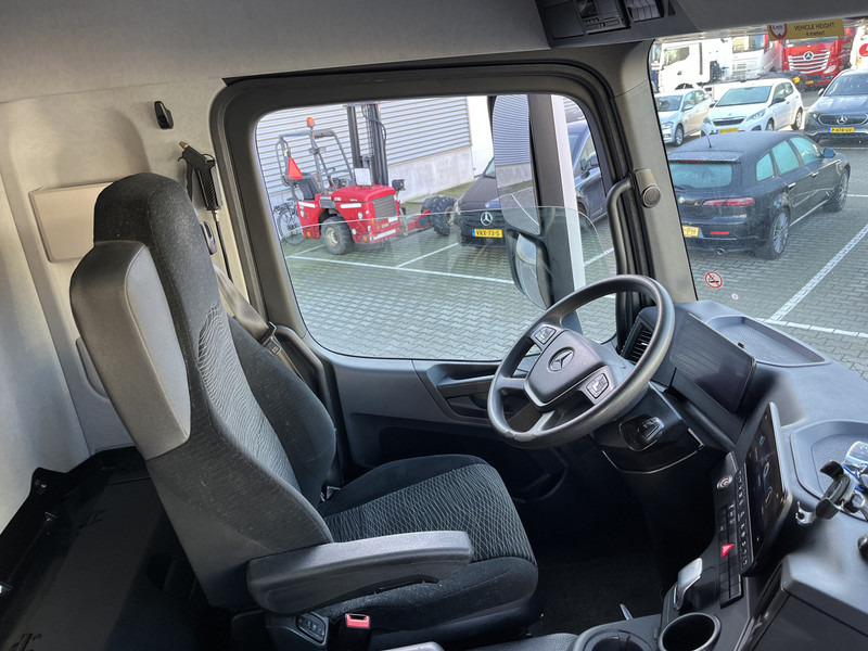 Mercedes-Benz Actros 2124 / Box 7.5 mtr / Laadklep 2000 kg / APK TUV 05-25 - Koffer LKW: das Bild 3 Mercedes-Benz Actros 2124 / Box 7.5 mtr / Laadklep 2000 kg / APK TUV 05-25 - Koffer LKW: das Bild 3
