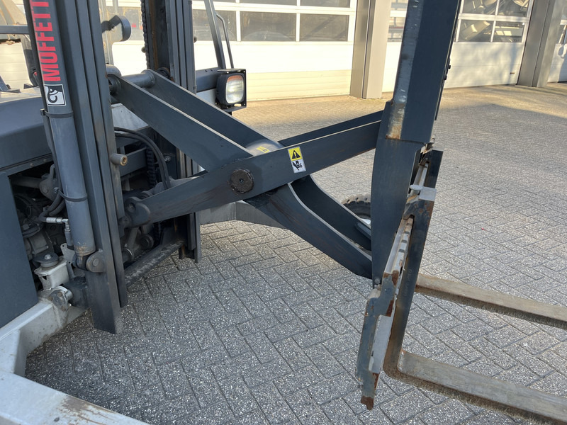 Moffett M4 20.1 / 547 Hours / 2020 / Schaarlift / Kooiaap / Meeneem heftruck - Dieselstapler: das Bild 3 Moffett M4 20.1 / 547 Hours / 2020 / Schaarlift / Kooiaap / Meeneem heftruck - Dieselstapler: das Bild 3