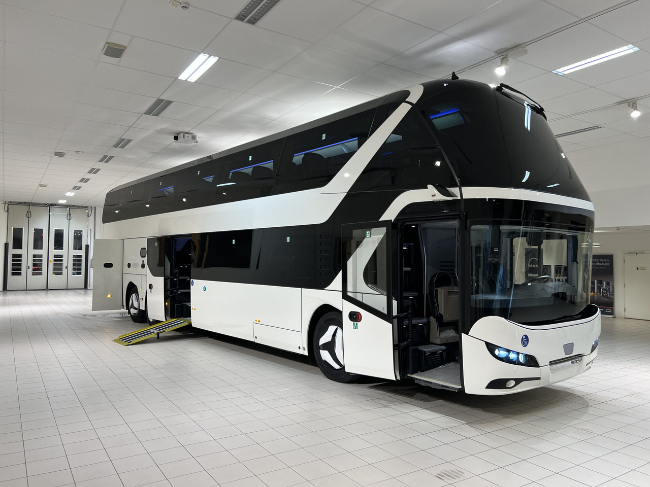 NEOPLAN SKYLINER P06 Euro 6E V.I.P / Exclusive Class (Dark Edition) - Reisebus: das Bild 1 NEOPLAN SKYLINER P06 Euro 6E V.I.P / Exclusive Class (Dark Edition) - Reisebus: das Bild 1