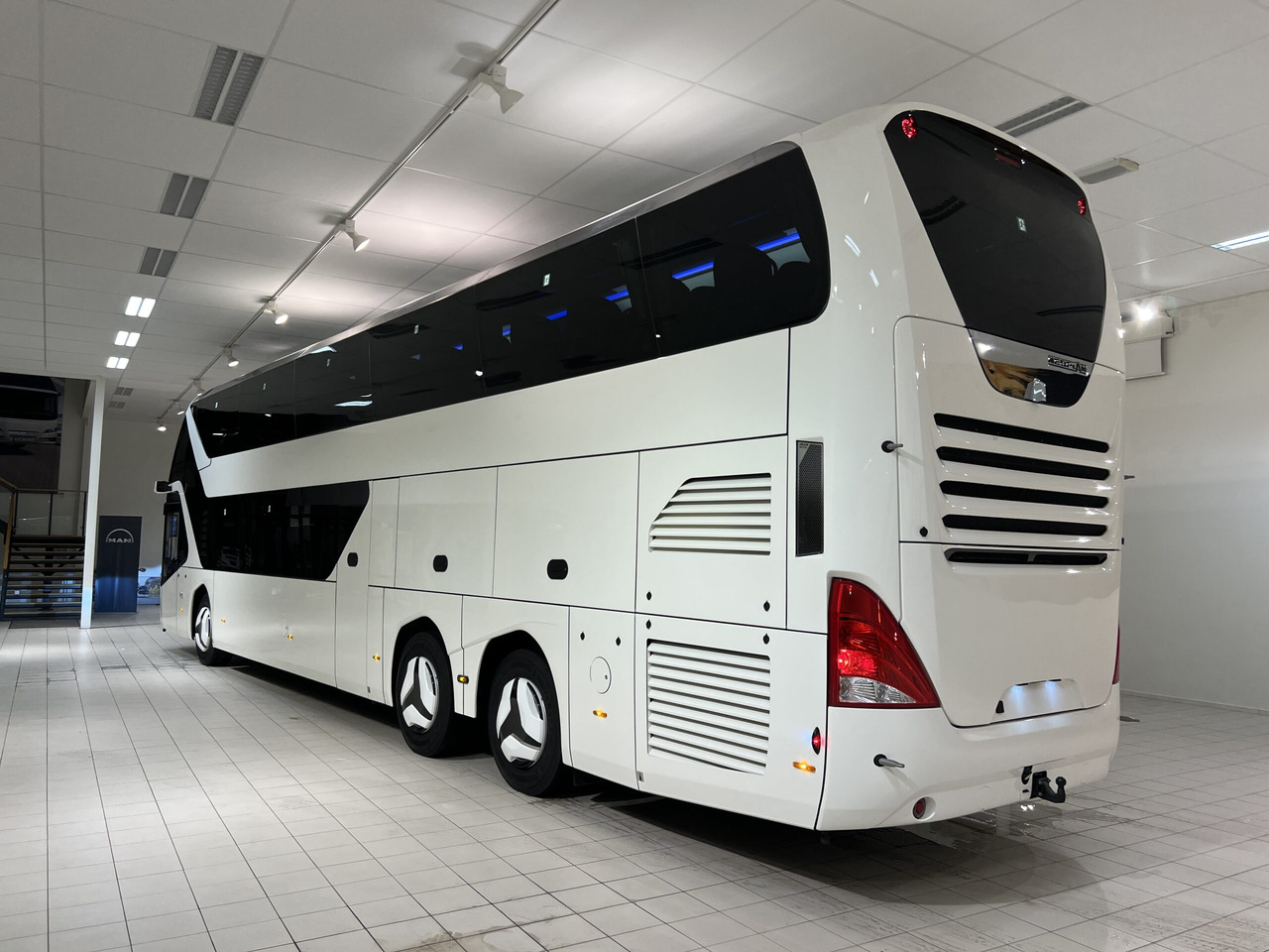NEOPLAN SKYLINER P06 Euro 6E V.I.P / Exclusive Class (Dark Edition) - Reisebus: das Bild 4 NEOPLAN SKYLINER P06 Euro 6E V.I.P / Exclusive Class (Dark Edition) - Reisebus: das Bild 4