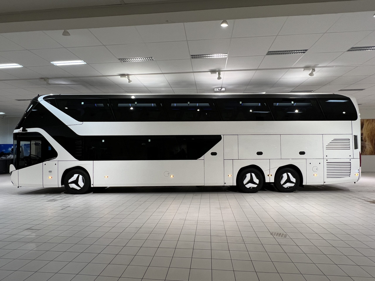 NEOPLAN SKYLINER P06 Euro 6E V.I.P / Exclusive Class (Dark Edition) - Reisebus: das Bild 3 NEOPLAN SKYLINER P06 Euro 6E V.I.P / Exclusive Class (Dark Edition) - Reisebus: das Bild 3