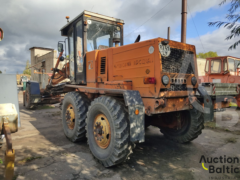 Brianskij Arsenal GS-14.02 - Grader: das Bild 3 Brianskij Arsenal GS-14.02 - Grader: das Bild 3