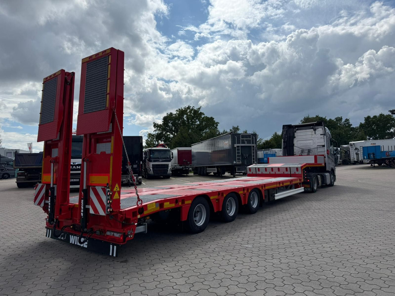 Kässbohrer SLS.HS Tieflader mit hydr. Schwanenhals Kässbohrer SLS.HS Tieflader mit hydr. Schwanenhals - Tieflader Auflieger: das Bild 4 Kässbohrer SLS.HS Tieflader mit hydr. Schwanenhals Kässbohrer SLS.HS Tieflader mit hydr. Schwanenhals - Tieflader Auflieger: das Bild 4