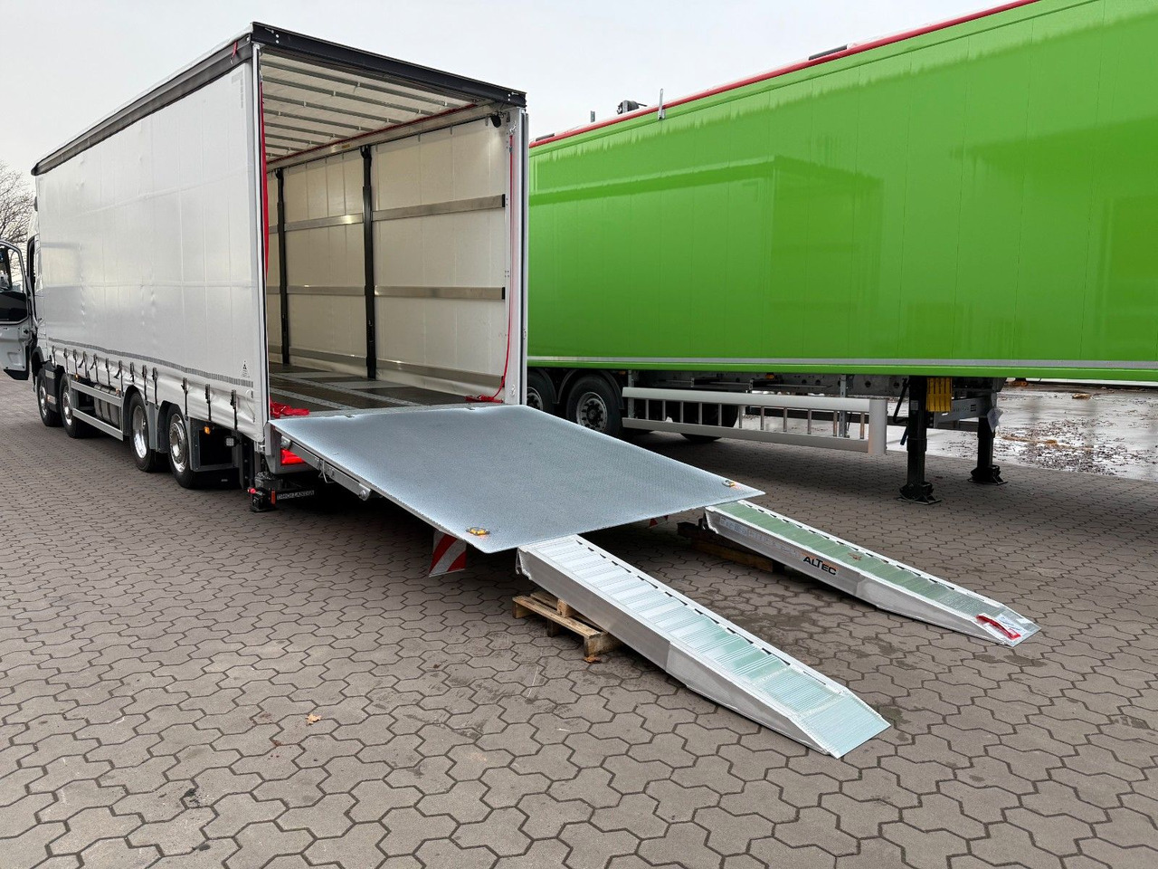 Volvo FH 500 Gabelstaplertransporter LBW Dhollandia 9t - LKW: das Bild 4 Volvo FH 500 Gabelstaplertransporter LBW Dhollandia 9t - LKW: das Bild 4