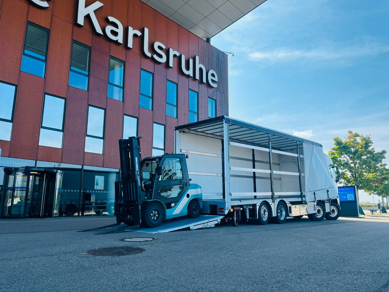 Volvo FH 500 Gabelstaplertransporter LBW Dhollandia 9t - Plane LKW: das Bild 4 Volvo FH 500 Gabelstaplertransporter LBW Dhollandia 9t - Plane LKW: das Bild 4