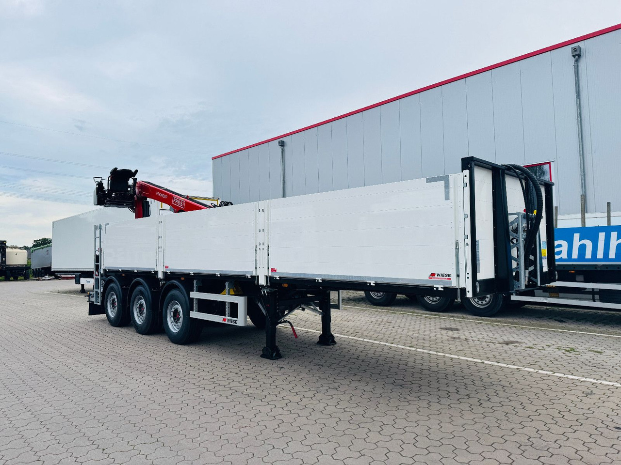 Wiese Baustoffauflieger - Heckkran Kran Fassi - Pritschenauflieger/ Plattformauflieger: das Bild 3 Wiese Baustoffauflieger - Heckkran Kran Fassi - Pritschenauflieger/ Plattformauflieger: das Bild 3