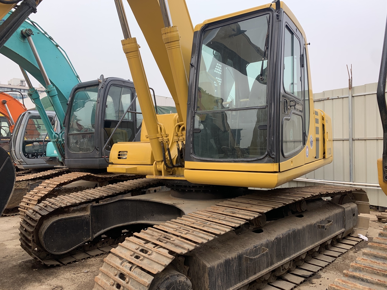KOMATSU PC220-6E - Kettenbagger: das Bild 2 KOMATSU PC220-6E - Kettenbagger: das Bild 2