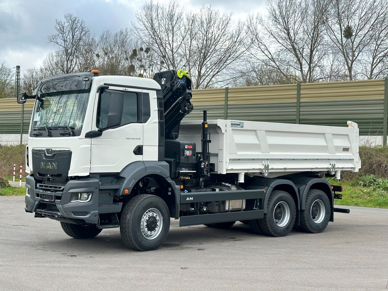 MAN TGS 33.440 6x6 /3-Seiten- Kipper / HIAB 228-4 - Kipper, Autokran: das Bild 3 MAN TGS 33.440 6x6 /3-Seiten- Kipper / HIAB 228-4 - Kipper, Autokran: das Bild 3