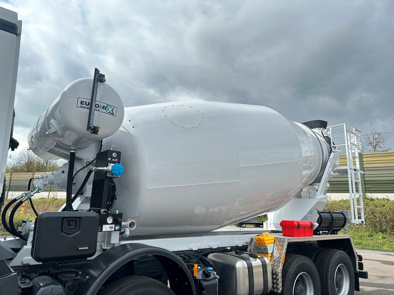 Fahrmischer Mercedes-Benz 4145 8X4 EuromixMTP EM 10 Fahrmischer: das Bild 11