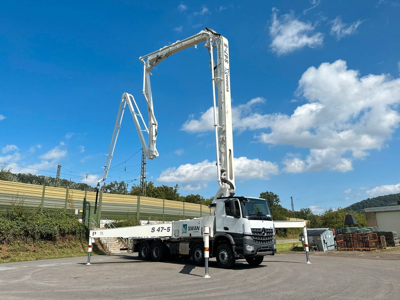 Mercedes-Benz Arocs 5 4142 8x4 SWAN TSP 47-5 160RZ ( 47m ) - Fahrmischer: das Bild 1 Mercedes-Benz Arocs 5 4142 8x4 SWAN TSP 47-5 160RZ ( 47m ) - Fahrmischer: das Bild 1