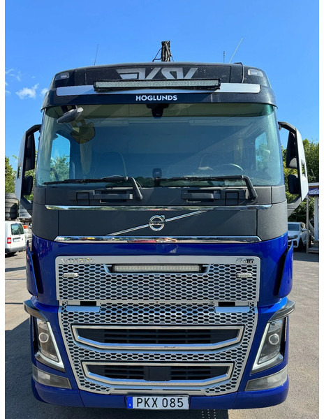 Volvo FH 6x4, Timber-truck + Jonsered 1080, 2017 - Holztransporter, Autokran: das Bild 2 Volvo FH 6x4, Timber-truck + Jonsered 1080, 2017 - Holztransporter, Autokran: das Bild 2