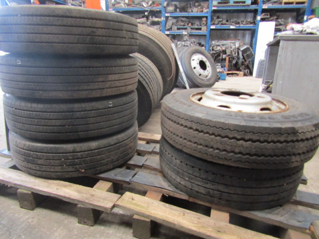 MITSUBISHI FUSO (6) WHEELS AND TYRES 205/75/17.5 8-10MM TREAD 32MM HOLES SET OF 6 - Reifen für LKW: das Bild 1 MITSUBISHI FUSO (6) WHEELS AND TYRES 205/75/17.5 8-10MM TREAD 32MM HOLES SET OF 6 - Reifen für LKW: das Bild 1
