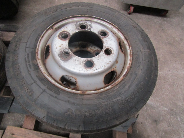 MITSUBISHI FUSO (6) WHEELS AND TYRES 205/75/17.5 8-10MM TREAD 32MM HOLES SET OF 6 - Reifen für LKW: das Bild 3 MITSUBISHI FUSO (6) WHEELS AND TYRES 205/75/17.5 8-10MM TREAD 32MM HOLES SET OF 6 - Reifen für LKW: das Bild 3