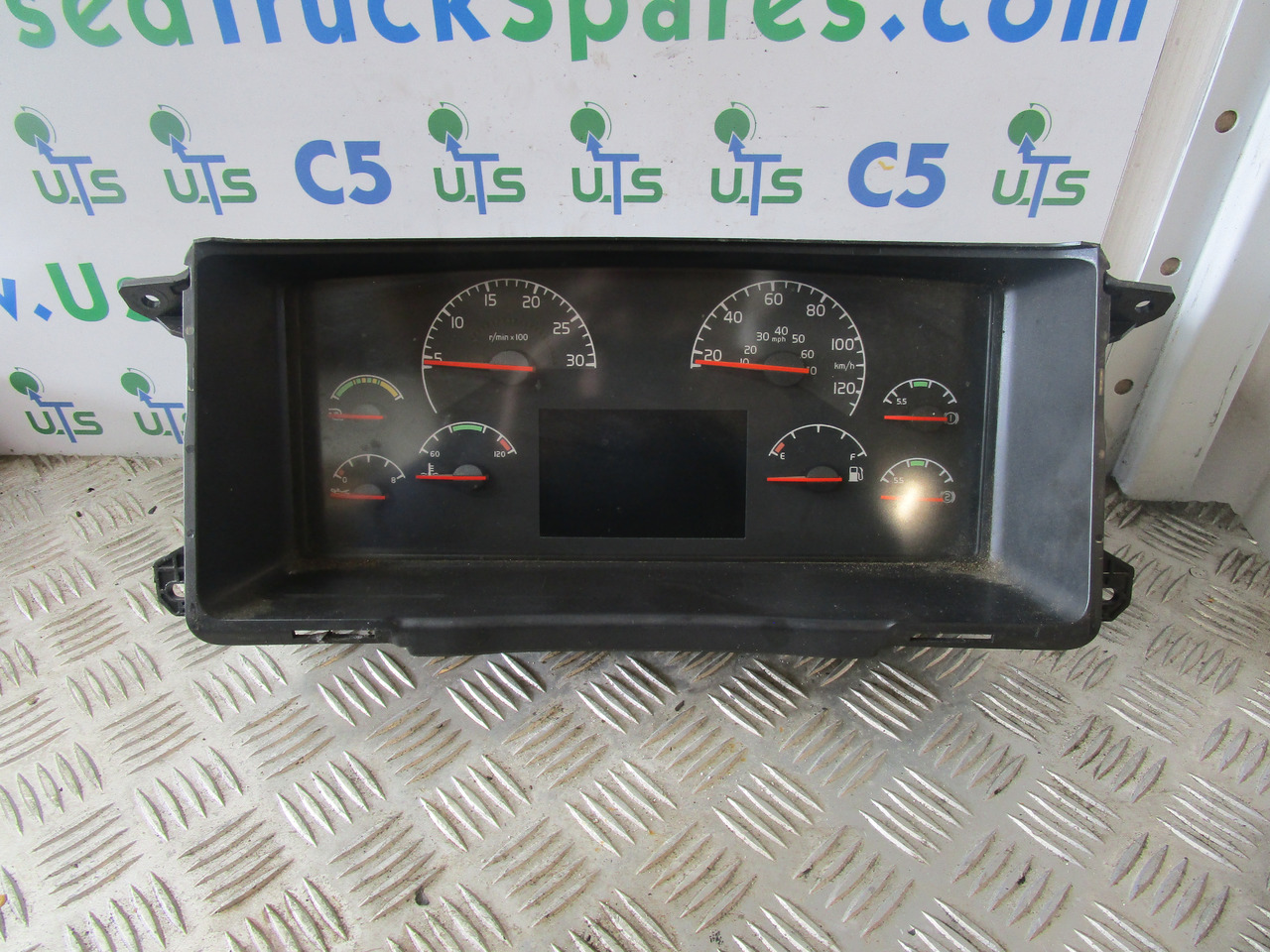 VOLVO FM12/FM9 CLOCK CLUSTER 20466984-P01 - Fahrerhaus und Interieur für LKW: das Bild 1 VOLVO FM12/FM9 CLOCK CLUSTER 20466984-P01 - Fahrerhaus und Interieur für LKW: das Bild 1