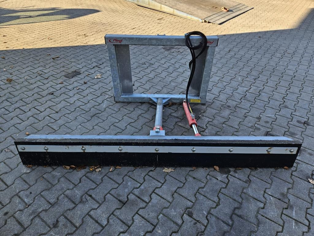 Fliegl Gummi-Schiebeschild - Frontlader für Traktor: das Bild 1 Fliegl Gummi-Schiebeschild - Frontlader für Traktor: das Bild 1