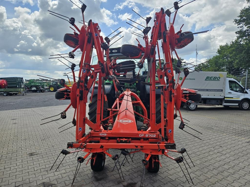 Kuhn GF8702 - Heuwender/ Wenderechen: das Bild 2 Kuhn GF8702 - Heuwender/ Wenderechen: das Bild 2