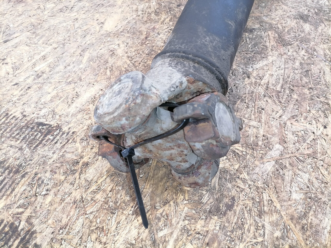 Scania Propeller shaft 1758364 - Kardanwelle für LKW: das Bild 4 Scania Propeller shaft 1758364 - Kardanwelle für LKW: das Bild 4