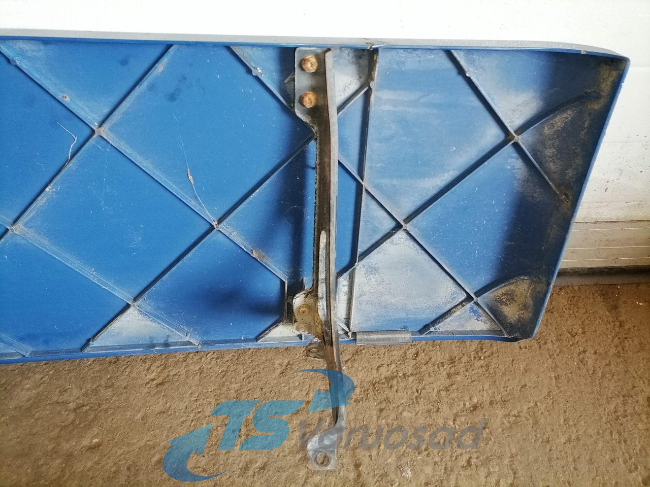 Scania Scania cab wind deflector, right side 1348522 - Aeropack/ Spoiler für LKW: das Bild 4 Scania Scania cab wind deflector, right side 1348522 - Aeropack/ Spoiler für LKW: das Bild 4