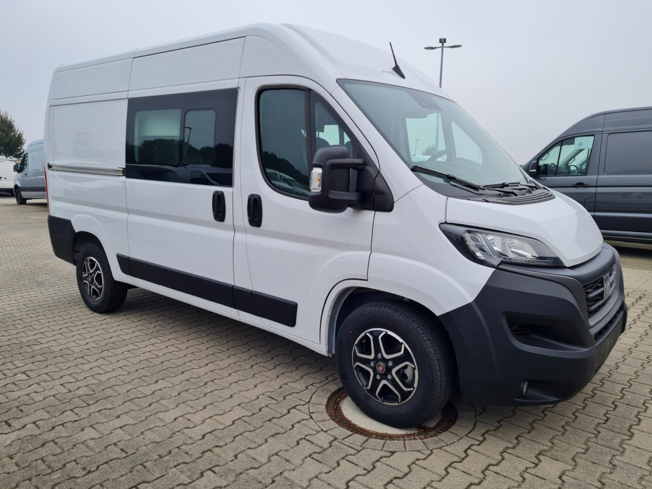 Fiat Ducato 35 Kombi Doka 7-Sitze 2x Schiebetür Maxi L2H2 - Kleinbus, Personentransporter: das Bild 4 Fiat Ducato 35 Kombi Doka 7-Sitze 2x Schiebetür Maxi L2H2 - Kleinbus, Personentransporter: das Bild 4