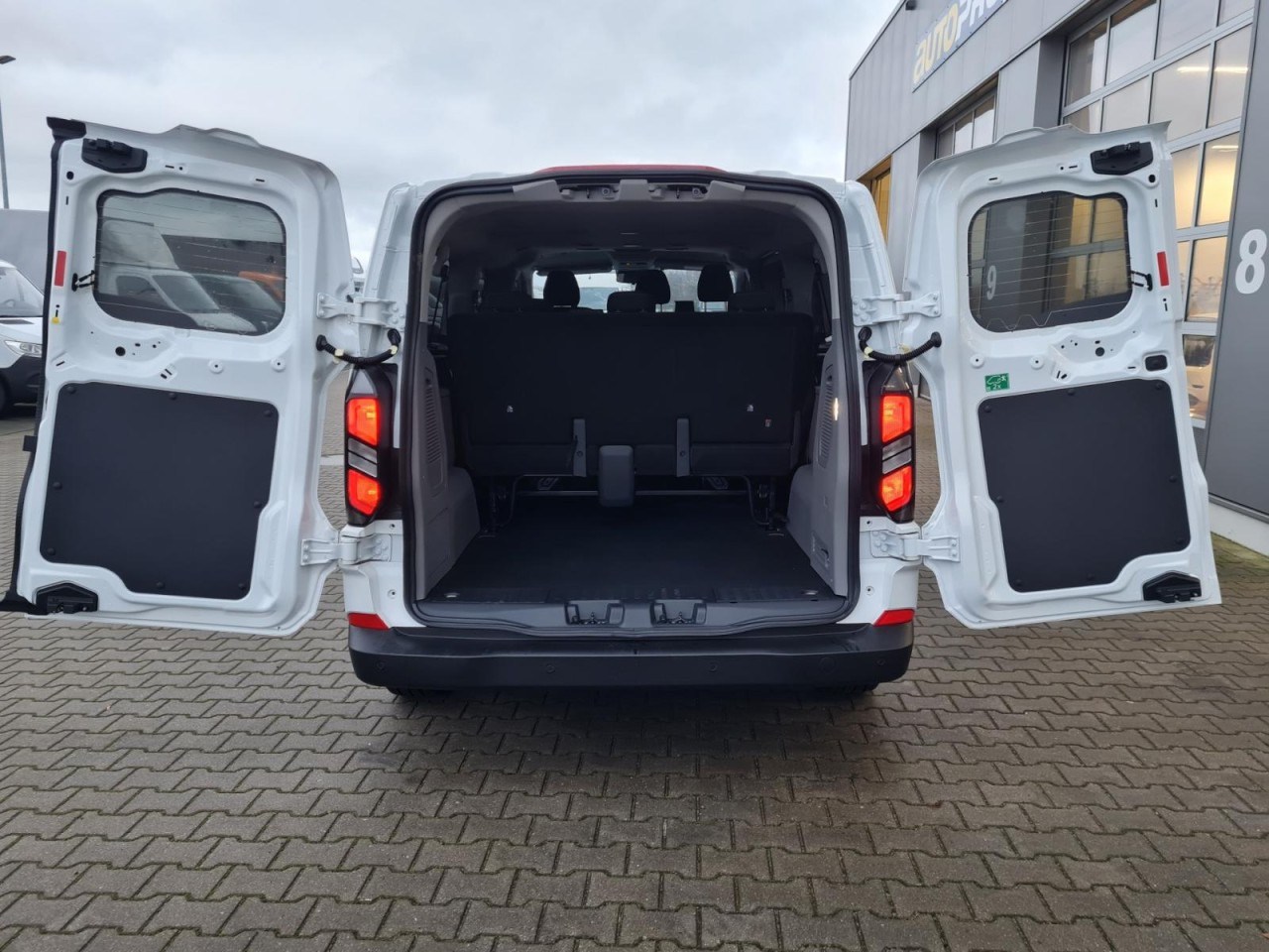 Ford Ford Transit Custom Kombi 320 L2 Trend 9 Sitze KAMERA - Kleinbus, Personentransporter: das Bild 5 Ford Ford Transit Custom Kombi 320 L2 Trend 9 Sitze KAMERA - Kleinbus, Personentransporter: das Bild 5