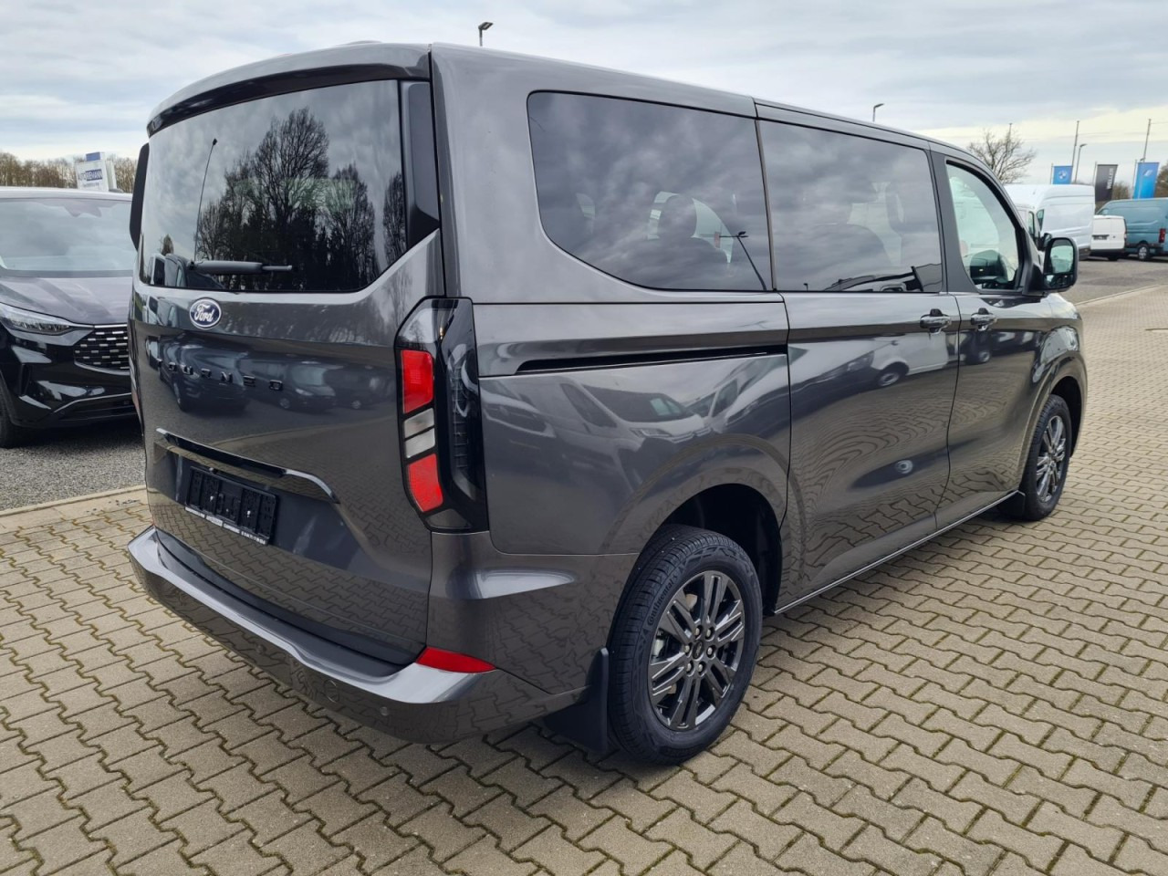 Ford Tourneo Custom 320 L1 AG Titanium X AHK LED NAVI 2X SCHIEBE - Personentransporter: das Bild 4 Ford Tourneo Custom 320 L1 AG Titanium X AHK LED NAVI 2X SCHIEBE - Personentransporter: das Bild 4