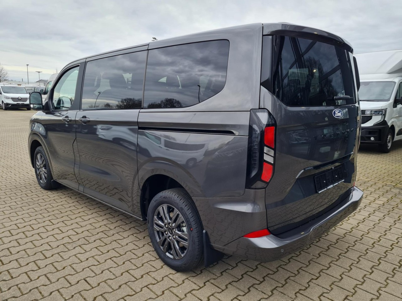 Ford Tourneo Custom 320 L1 AG Titanium X AHK LED NAVI 2X SCHIEBE - Personentransporter: das Bild 5 Ford Tourneo Custom 320 L1 AG Titanium X AHK LED NAVI 2X SCHIEBE - Personentransporter: das Bild 5