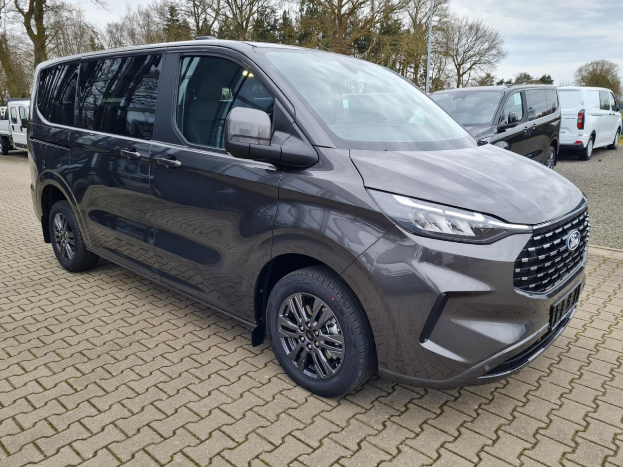 Ford Tourneo Custom 320 L1 AG Titanium X AHK LED NAVI 2X SCHIEBE - Personentransporter: das Bild 3 Ford Tourneo Custom 320 L1 AG Titanium X AHK LED NAVI 2X SCHIEBE - Personentransporter: das Bild 3