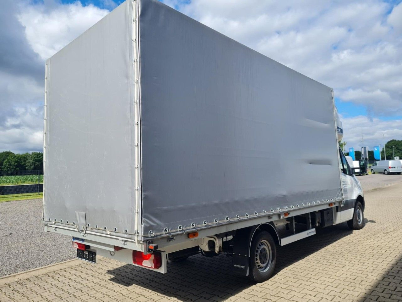 Mercedes-Benz Sprinter 317 CDI Pritsche Plane Schlafkab. RWD - Planen Transporter: das Bild 4 Mercedes-Benz Sprinter 317 CDI Pritsche Plane Schlafkab. RWD - Planen Transporter: das Bild 4